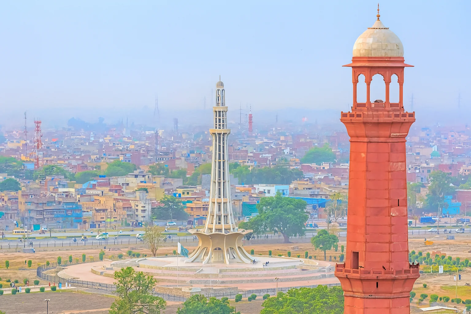 Minar-e-Pakistan and Badshahi Mosque minaret in Lahore near NEOM Rent a Car offices, showcasing the city's cultural and historical landmarks.